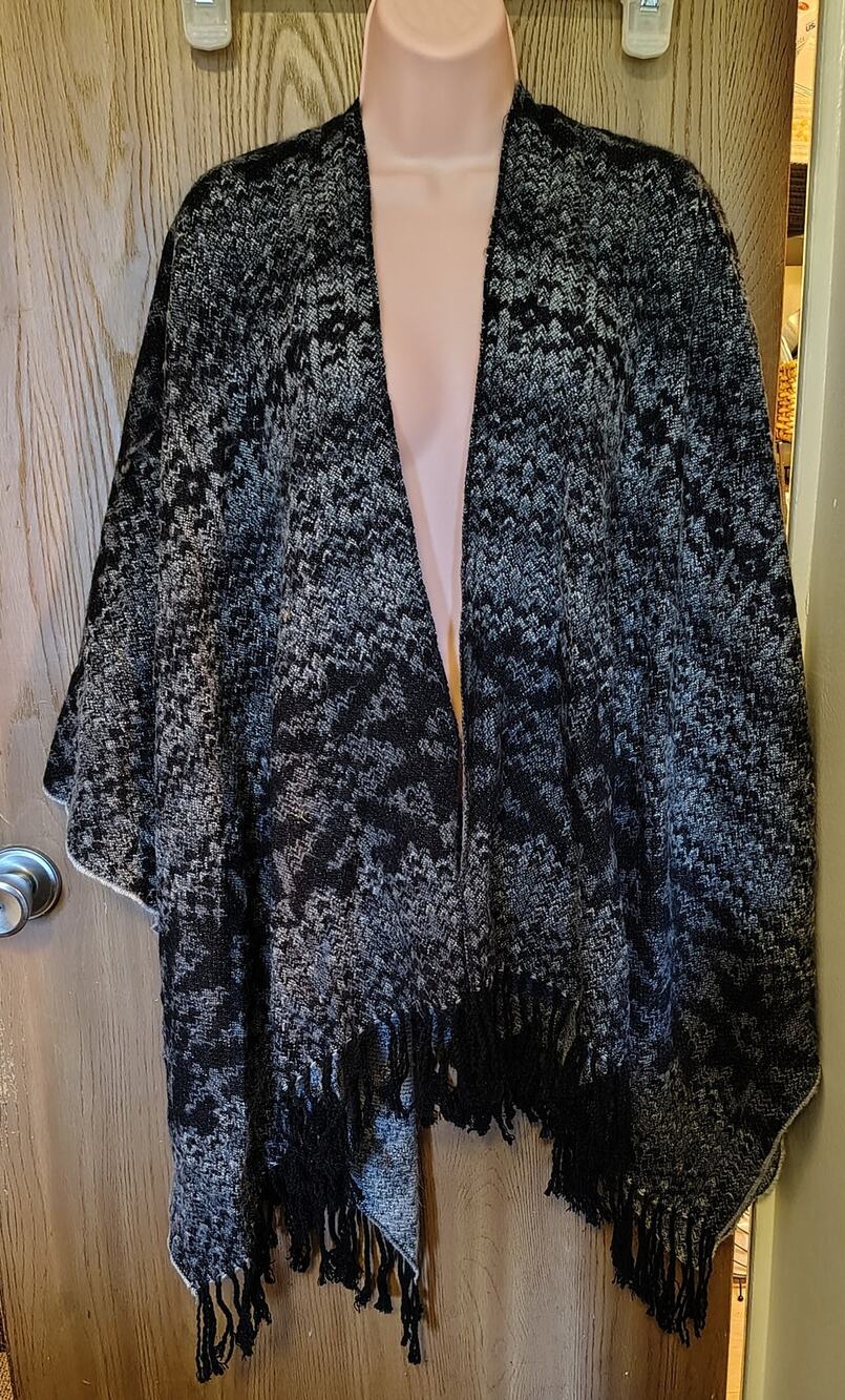 Heritage 1981 Western Aztec Fringe Gray Black Knit Poncho Shawl Cover Cabin